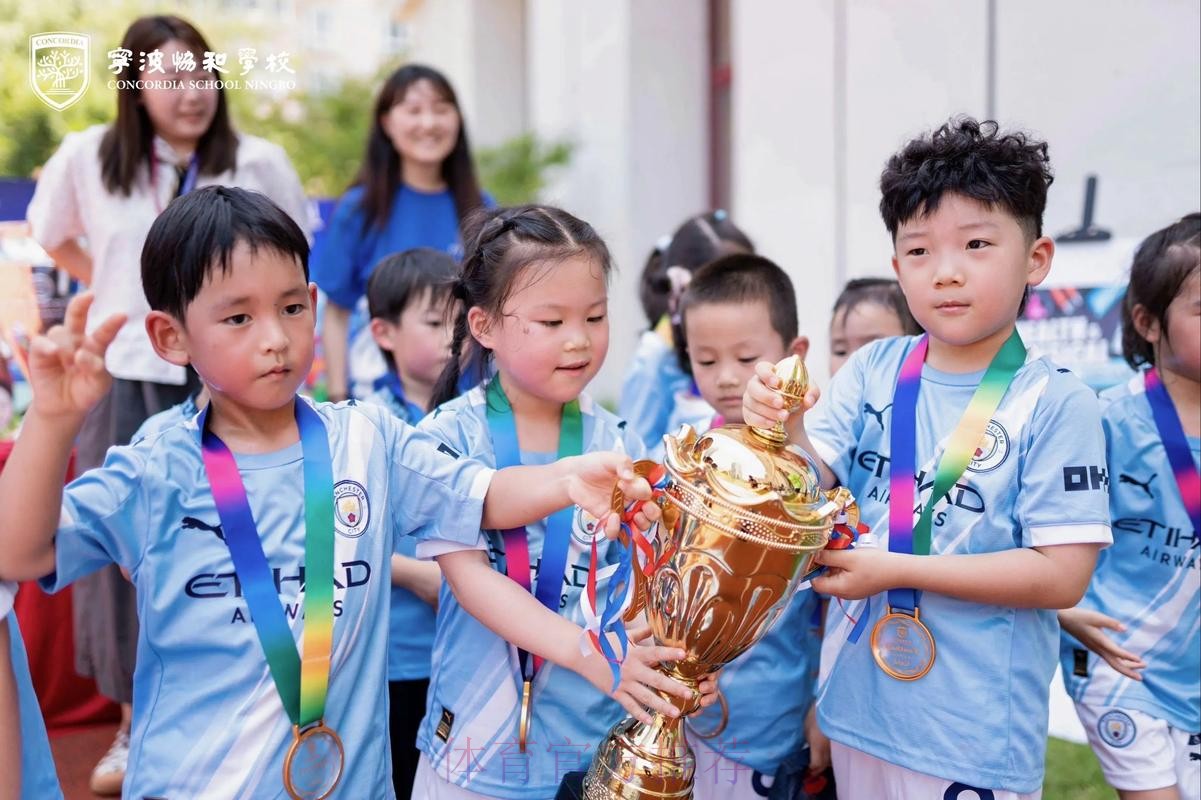 [组图]“两博会”落幕 萌娃当道足协展位受热捧